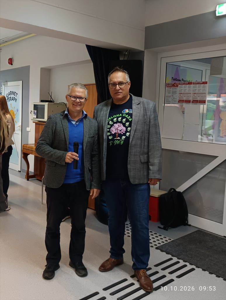Krzysztof Adamski i Jerzy Woźniewski podczas wydarzenia sadzenia pamiątkowych platanów w Kluczborku